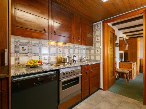 Η κουζίνα ή μικρή κουζίνα στο Apartment Residenza Chesa Margun 77-2 by Interhome