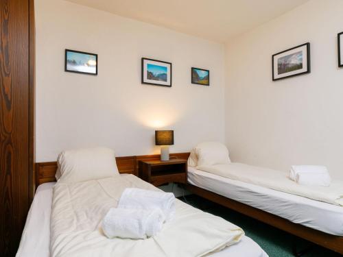 Ένα ή περισσότερα κρεβάτια σε δωμάτιο στο Apartment Residenza Chesa Margun 77-2 by Interhome