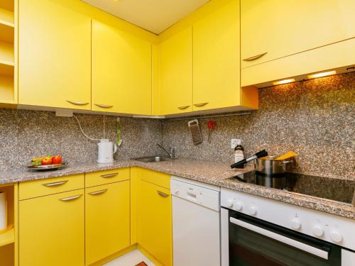 Η κουζίνα ή μικρή κουζίνα στο Apartment Residenza Chesa Margun 33-5 by Interhome