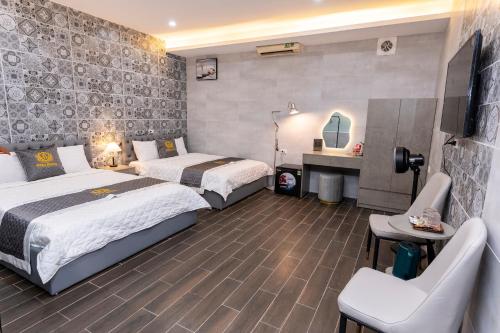 a hotel room with two beds and a sink at Khách sạn Hera Hotel in Hà Ðông
