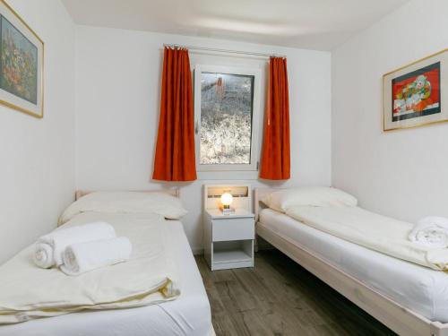 Ένα ή περισσότερα κρεβάτια σε δωμάτιο στο Apartment Residenza Chesa Margun 710-1 by Interhome