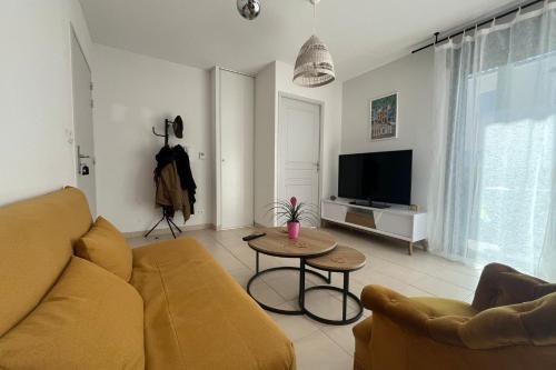 Μια τηλεόραση ή/και κέντρο ψυχαγωγίας στο Nice and cozy apartment in the heart of Leucate