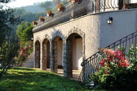 un bâtiment avec un escalier sur le côté dans l'établissement Villa vue mer, à Mandelieu-la-Napoule