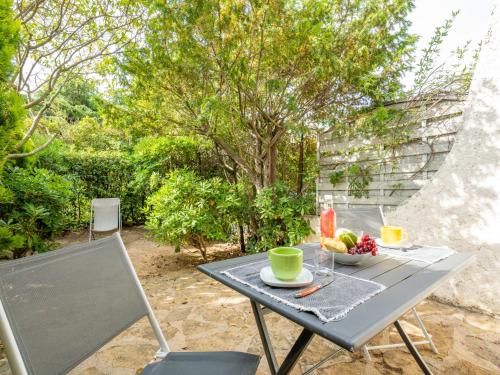 une table avec un bol de fruits sur une terrasse dans l'établissement Studio Le Bali-1 by Interhome, à La Ciotat