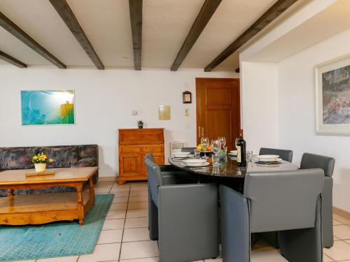 ein Esszimmer mit einem Tisch und einem Sofa in der Unterkunft Apartment Residenza Chesa Margun 66-1 by Interhome in Surlej