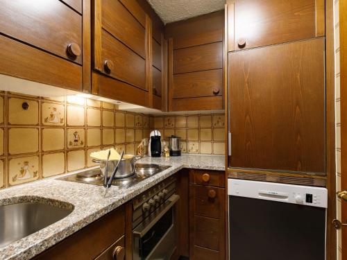 Η κουζίνα ή μικρή κουζίνα στο Apartment Residenza Chesa Margun 66-1 by Interhome