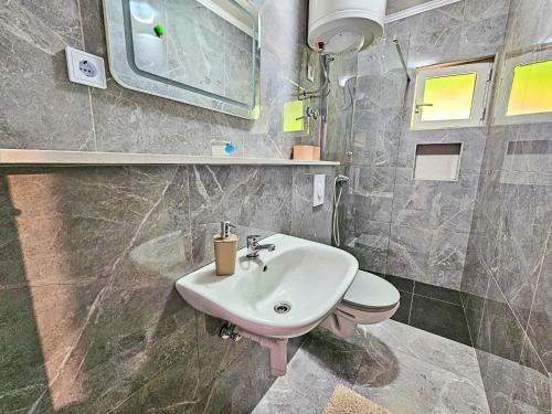 Bilik mandi di Apartment Snježana-2 by Interhome