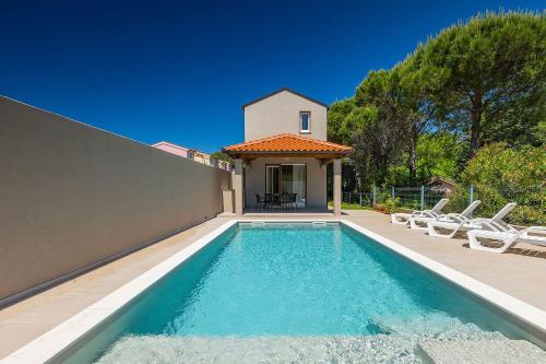 Bazén v ubytování 250 Meter zum Strand mit Privatpool, BBQ, Klima nebo v jeho okolí