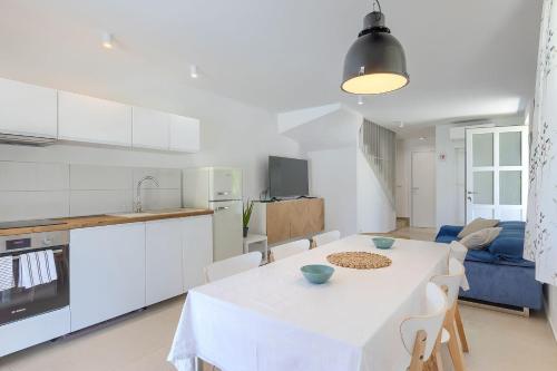Kuchyň nebo kuchyňský kout v ubytování 250 Meter zum Strand mit Privatpool, BBQ, Klima