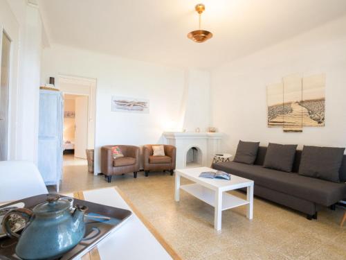 un salon avec un canapé et une table dans l'établissement Apartment Les Goelands by Interhome, à Saint-Cyr-sur-Mer