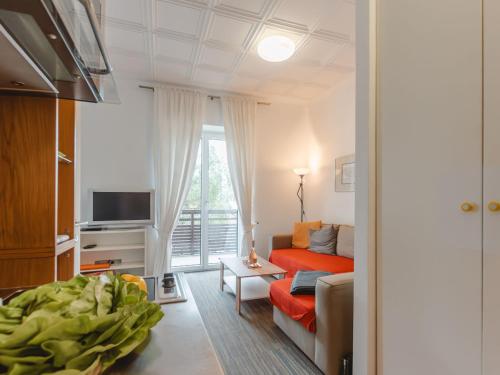 un soggiorno con un divano e una TV di Apartment Kern by Interhome a Bad Hofgastein