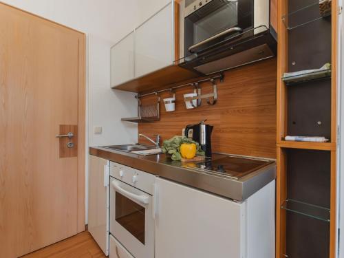 una cucina con un lavello e un piano di lavoro di Apartment Kern by Interhome a Bad Hofgastein