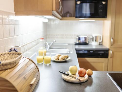 een keuken met twee borden eten op een aanrecht bij Apartment Manes Apartment by Interhome in Praag