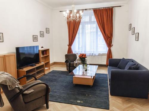een woonkamer met een bank en een tv bij Apartment Manes Apartment by Interhome in Praag