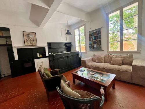 un salon avec un canapé et une table dans l'établissement Beau 3 pièces 83 m2 au coeur du centre historique d'Aix en Provence, à Aix-en-Provence