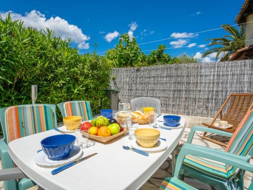 une table blanche avec un bol de fruits dessus dans l'établissement Holiday Home Les Jardins de Sinople by Interhome, à La Madrague