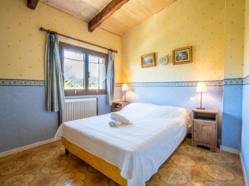 une chambre avec un lit blanc et une fenêtre dans l'établissement Holiday Home Les Jardins de Sinople by Interhome, à La Madrague