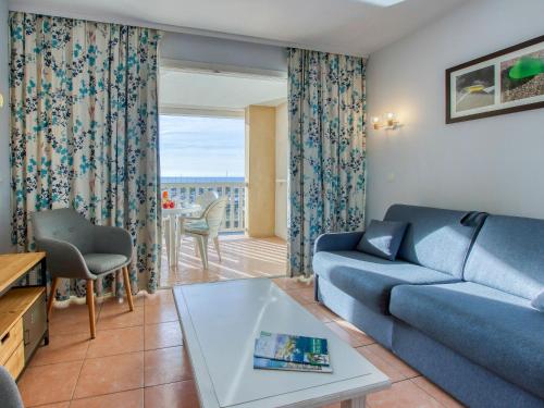 un salon avec un canapé et une table dans l'établissement Apartment Les Rivages de Coudoulière-19 by Interhome, à Six-Fours-les-Plages