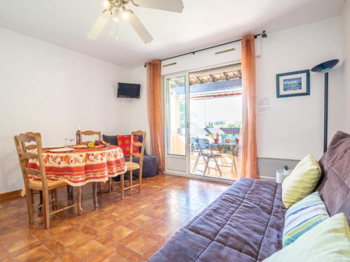 un salon avec une table et un canapé dans l'établissement Studio Le Weekend by Interhome, à La Madrague