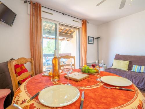 - une table à manger avec des assiettes et des verres à vin dans l'établissement Studio Le Weekend by Interhome, à La Madrague