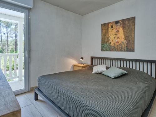 une chambre avec un grand lit et une fenêtre dans l'établissement Holiday Home Eden Parc by Interhome, à Lacanau-Océan