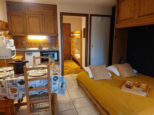 une cuisine et une chambre avec un lit dans une pièce dans l'établissement Studio Le Taguy by Interhome, à Mémontel