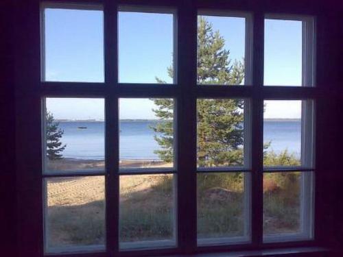 ein Fenster mit Blick auf das Meer durch es hindurch in der Unterkunft Holiday Home Säikkäranta by Interhome in Oulunsalo