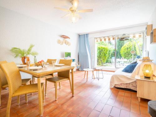 un salon avec une table et des chaises et un lit dans l'établissement Apartment Le Bali-2 by Interhome, à La Ciotat