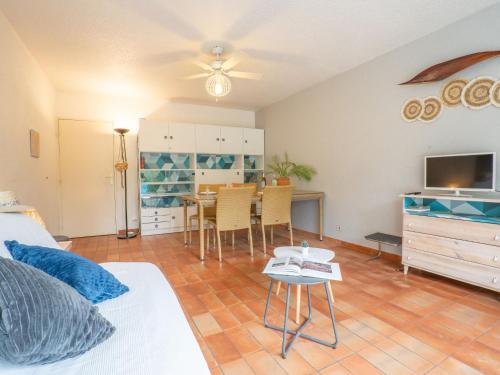 un salon avec un lit et une salle à manger dans l'établissement Apartment Le Bali-2 by Interhome, à La Ciotat