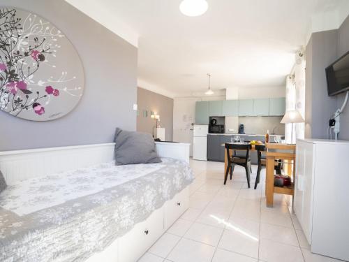 un salon avec un lit et une cuisine dans l'établissement Apartment La Sirene-4 by Interhome, aux Lecques