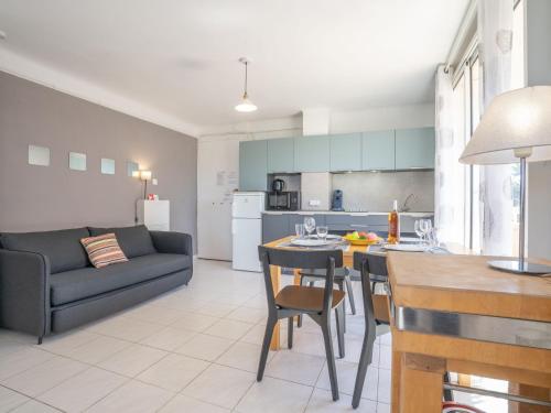 une cuisine et un salon avec une table et un canapé dans l'établissement Apartment La Sirene-4 by Interhome, aux Lecques