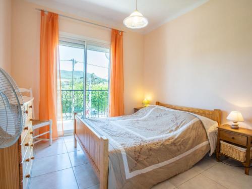une chambre avec un lit et une grande fenêtre dans l'établissement Apartment La Caterina-2 by Interhome, à Saint-Cyr-sur-Mer