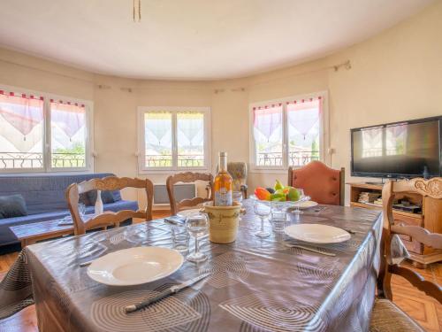 - une table à manger avec une bouteille de vin dans l'établissement Apartment La Caterina-2 by Interhome, à Saint-Cyr-sur-Mer