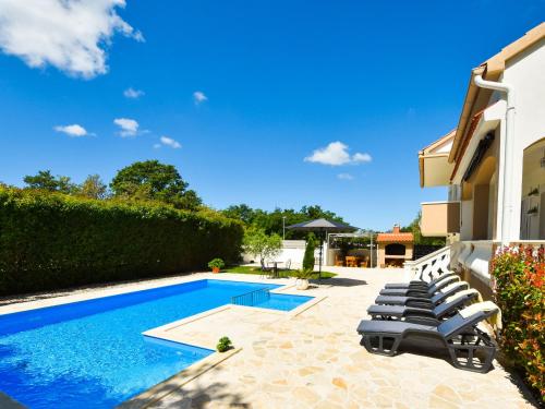 Bazén v ubytovaní Holiday Home Tina & Tino by Interhome alebo v jeho blízkosti