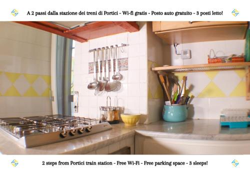 a kitchen with a stove top in a kitchen at PORTICI - Casa con Posto Auto Gratuito e Wi-Fi a 2 passi dalla Circumvesuviana e a 10 minuti dal mare in Portici