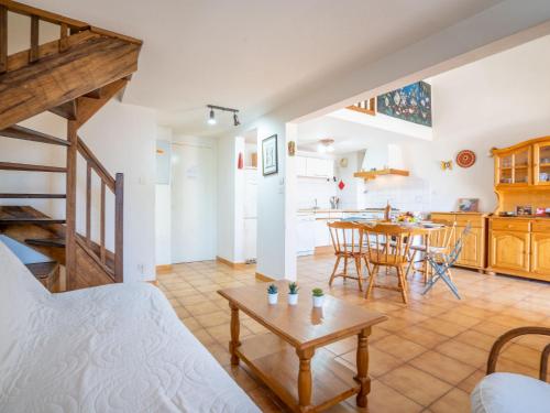 - un salon avec un lit et une table dans l'établissement Apartment Les Mimosas by Interhome, aux Lecques