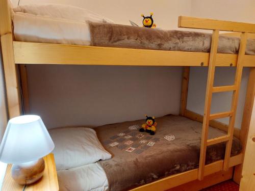 deux animaux en peluche assis sur la couchette inférieure d'un lit superposé dans l'établissement Apartment Martagon-2 by Interhome, à Saint-Gervais-les-Bains