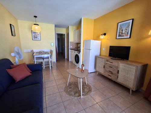 un salon avec un canapé et une télévision et une cuisine dans l'établissement Apartment Les Rivages de Coudoulière-2 by Interhome, à Six-Fours-les-Plages