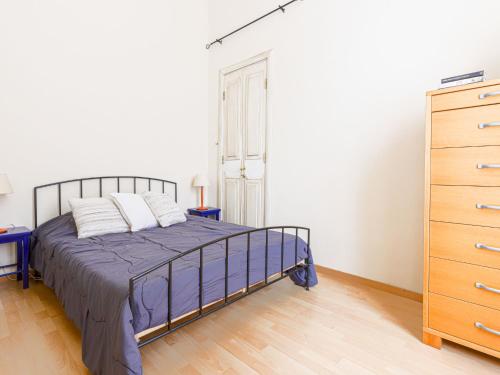 une chambre avec un lit et une commode dans l'établissement Apartment Le Masséna by Interhome, à Nice