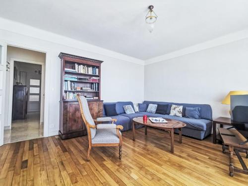 un salon avec un canapé bleu et une table dans l'établissement Apartment Le panoramique by Interhome, à Saint-Malo