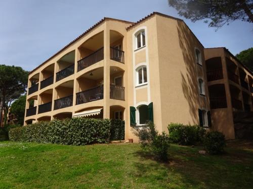 un grand bâtiment avec des balcons sur le côté dans l'établissement Domaine de Valescure T3 Rez De Jardin, à Saint-Raphaël