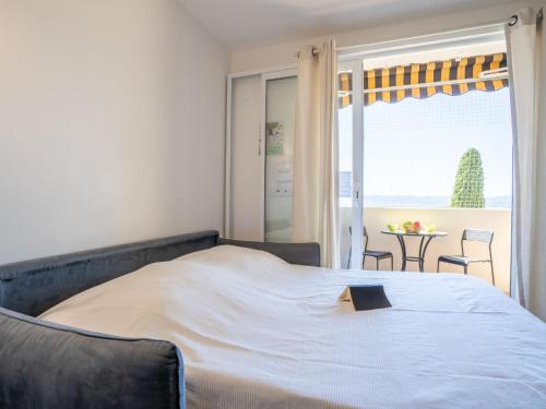 une chambre avec un lit et un balcon avec une table dans l'établissement Apartment Les Aigues Marines-58 by Interhome, à Saint-Cyr-sur-Mer