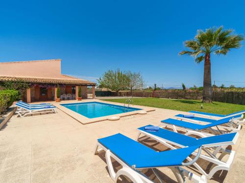 une villa avec une piscine et des chaises longues dans l'établissement Holiday Home Can Baltasar by Interhome, à Can Picafort