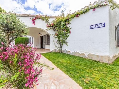 un edificio blanco con flores a un lado en Villa Villa Valencia by Interhome en Cambrils