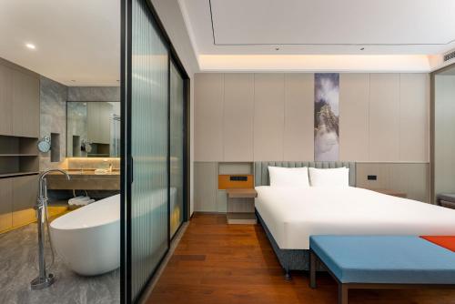 Ένα ή περισσότερα κρεβάτια σε δωμάτιο στο Holiday Inn Express Qidong Economic Zone by IHG