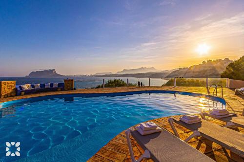 una piscina con vista al mar en Villa Diana by Abahana Villas, en Cap Blanc