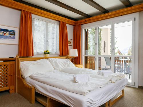 Una cama o camas en una habitación de Apartment Residenza Chesa Margun 78-1 by Interhome