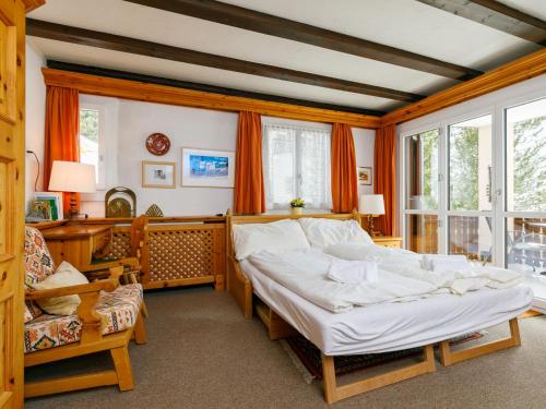 Una cama o camas en una habitación de Apartment Residenza Chesa Margun 78-1 by Interhome
