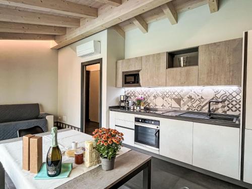 - une cuisine avec une table et un comptoir dans l'établissement Apartment Al Bistrot dei Vinai-2 by Interhome, à Imperia