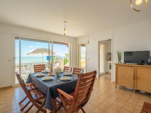 une salle à manger avec une table et une vue sur l'océan dans l'établissement Holiday Home La Grande Côte bis by Interhome, à Saint-Palais-sur-Mer